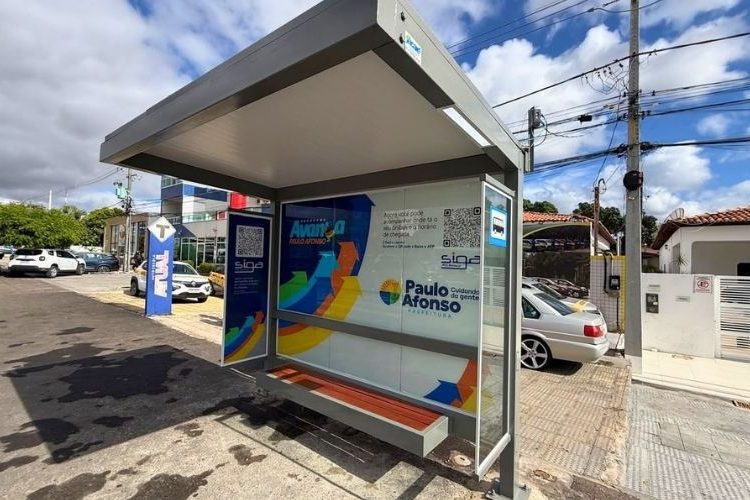 Prefeitura implanta novos pontos de ônibus com carregadores e monitoramento em tempo real