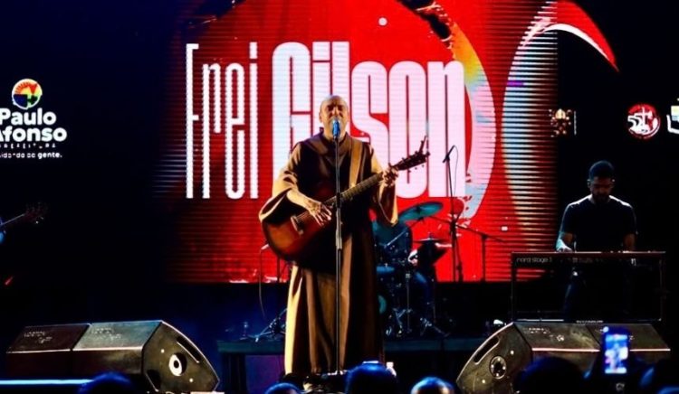 Frei Gilson faz apresentação histórica em Paulo Afonso em grande momento de fé e união