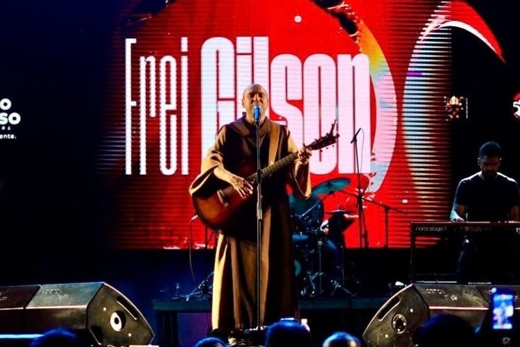Frei Gilson faz apresentação histórica em Paulo Afonso em grande momento de fé e união