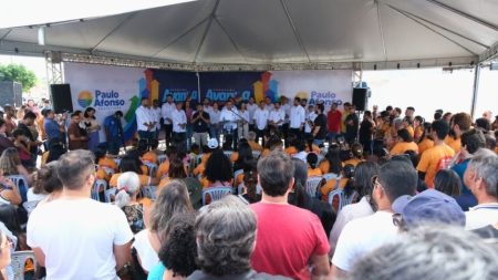 Servidores e público presentes no lançamento do Avança Paulo Afonso, no bairro PA4. (Foto Camila/ASCOM-PMPA)