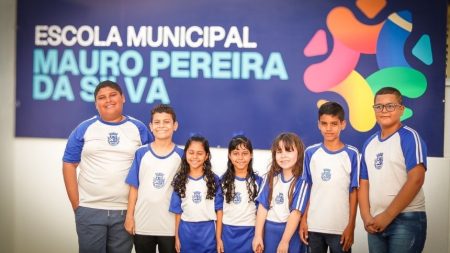 Crianças da escola Escola Municipal Mauro Pereira da Silva comemoram inauguração.